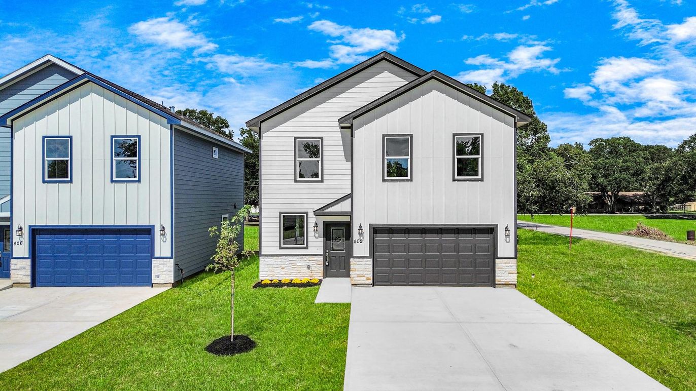 Attached, Exterior, Facade, Farmhouse