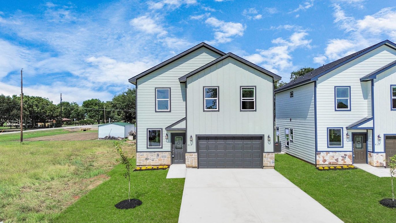 Attached, Exterior, Facade, Farmhouse