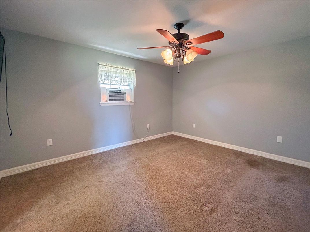 Empty room, Interior