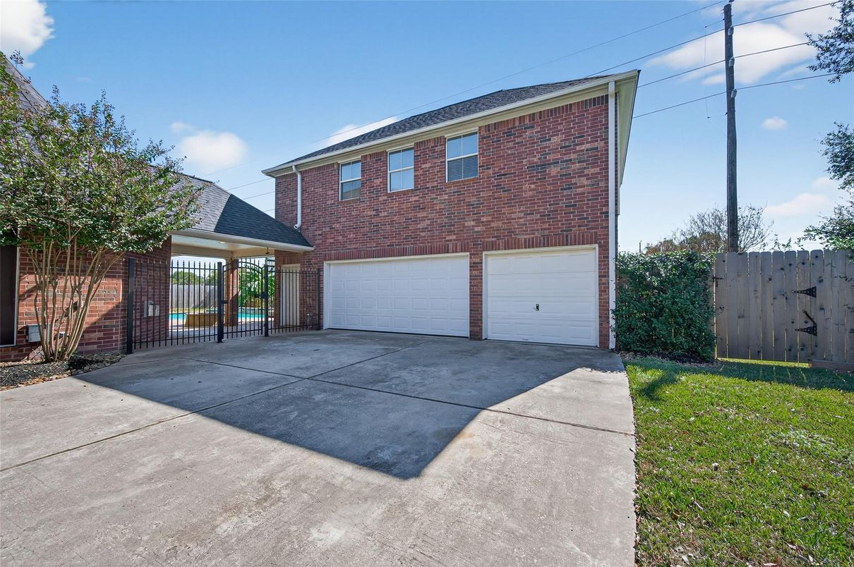 Attached, Exterior, Facade, Brick Facade, Georgian