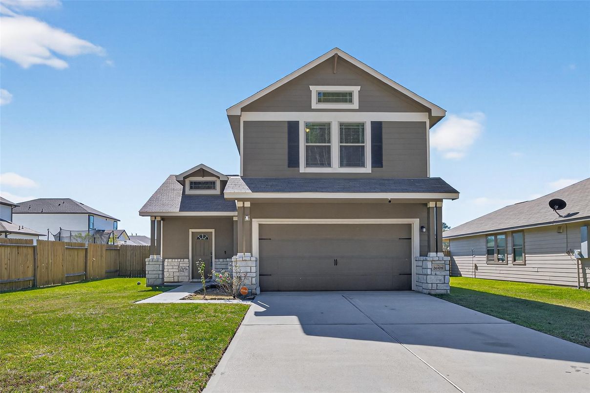 Attached, Exterior, Facade, American Craftsman