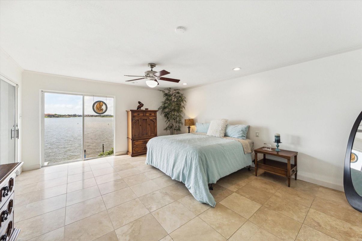 Bedroom, Interior, Recessed Lighting, Water