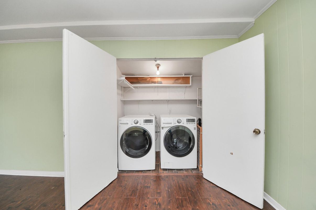 Interior, Utility Closets, Washer, Wood Texture Flooring