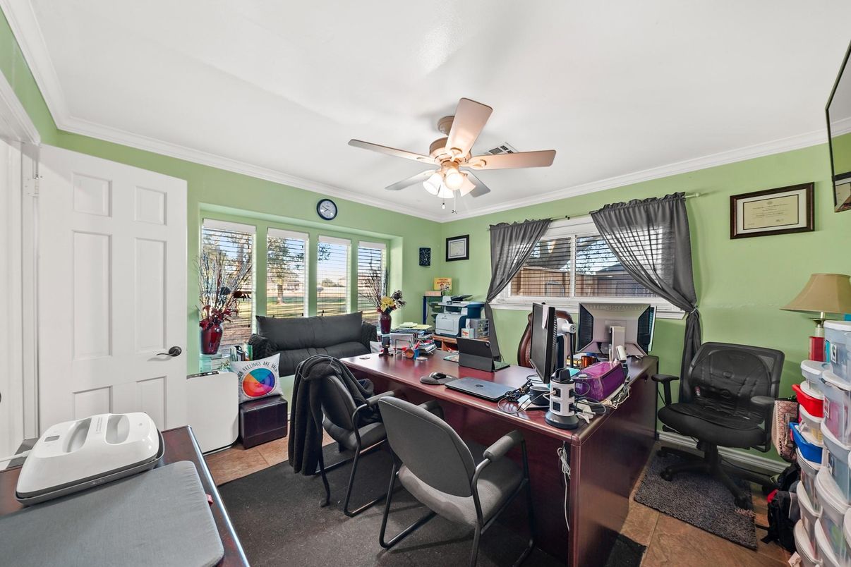 Home Office, Interior