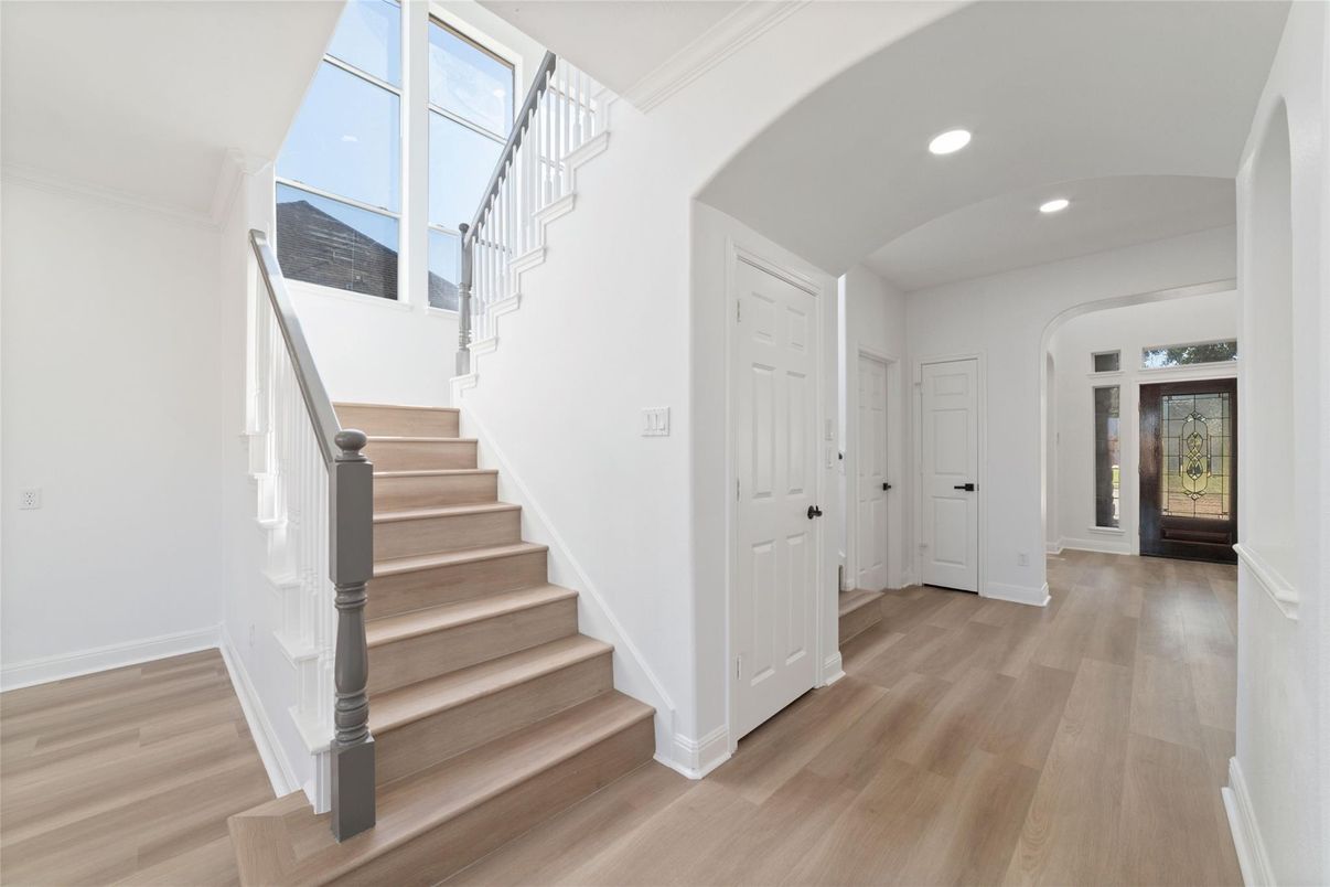 Interior, Recessed Lighting, Wood Texture Flooring