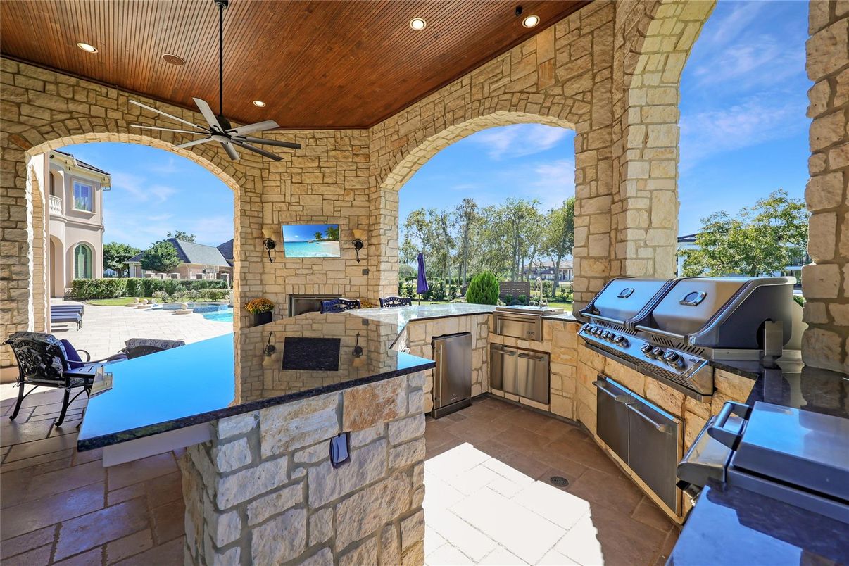 Exterior, Outdoor Kitchen