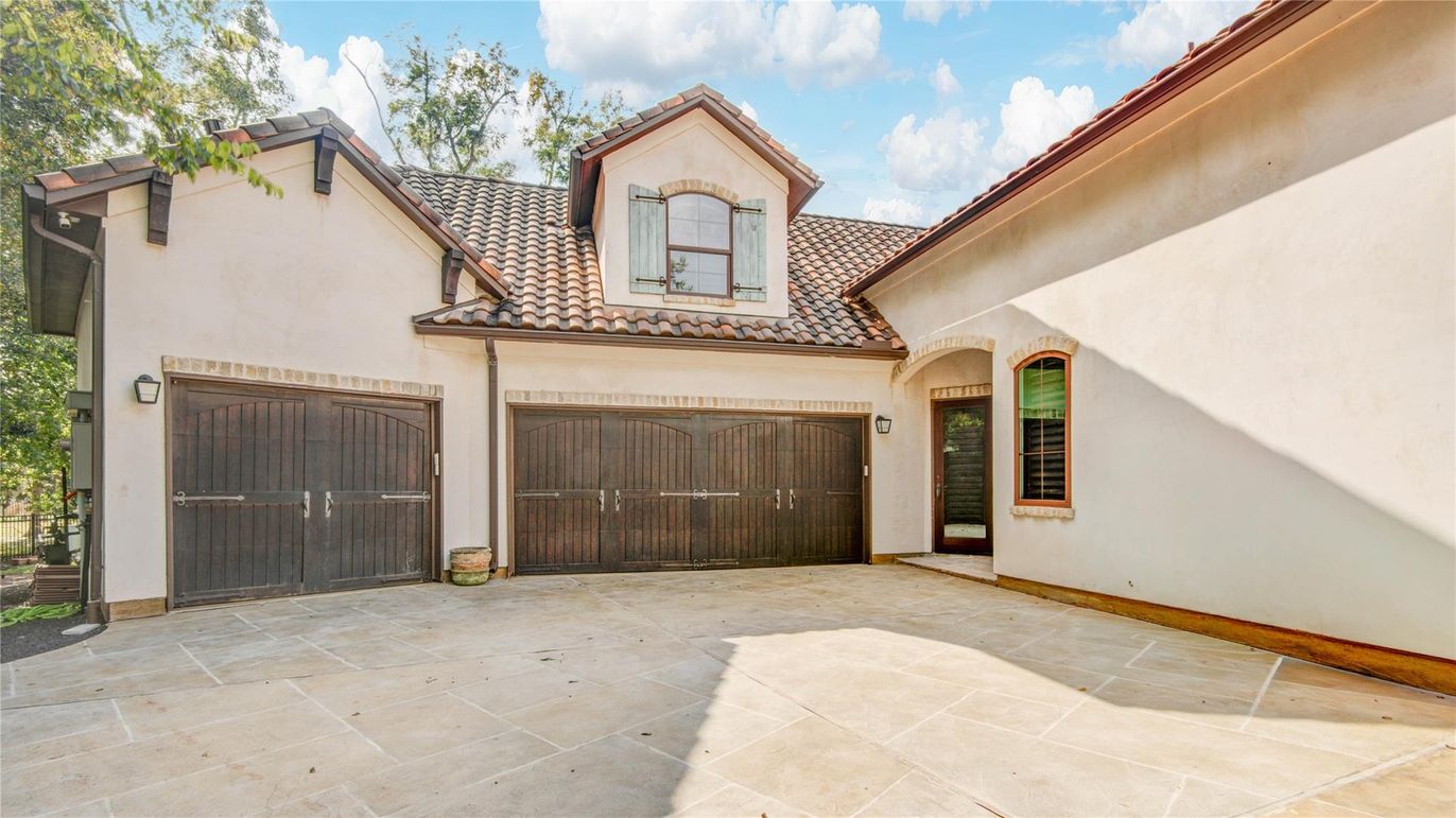 Attached, Exterior, Facade, Mediterranean