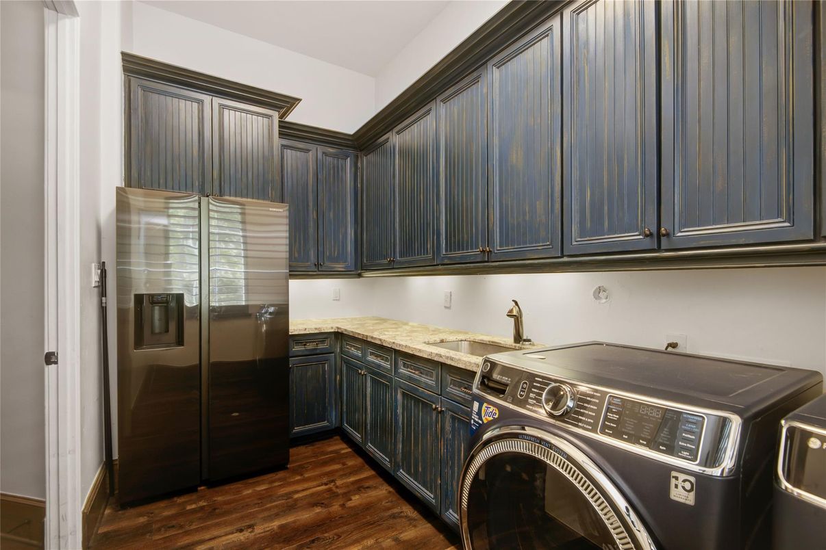 Interior, Washer, Wood Texture Flooring