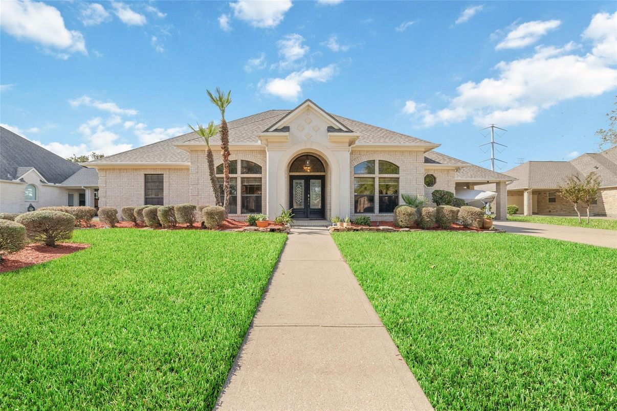 Exterior, Facade, French Provincial