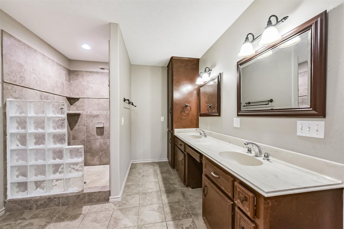 Bathroom, Dual Sink Vanities, Interior, Recessed Lighting