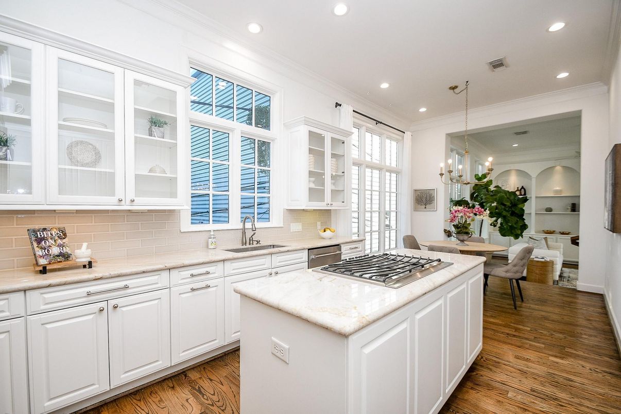 Chandelier, Dining room, Interior, Kitchen, Pendant Lights, Recessed Lighting, Wood Texture Flooring