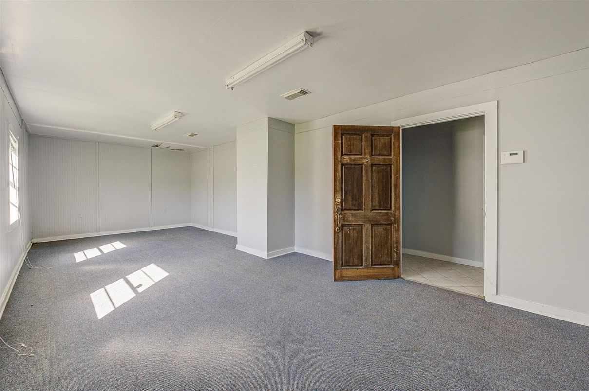 Empty room, Interior