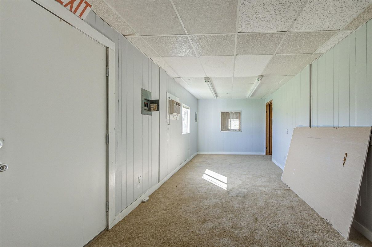 Empty room, Interior