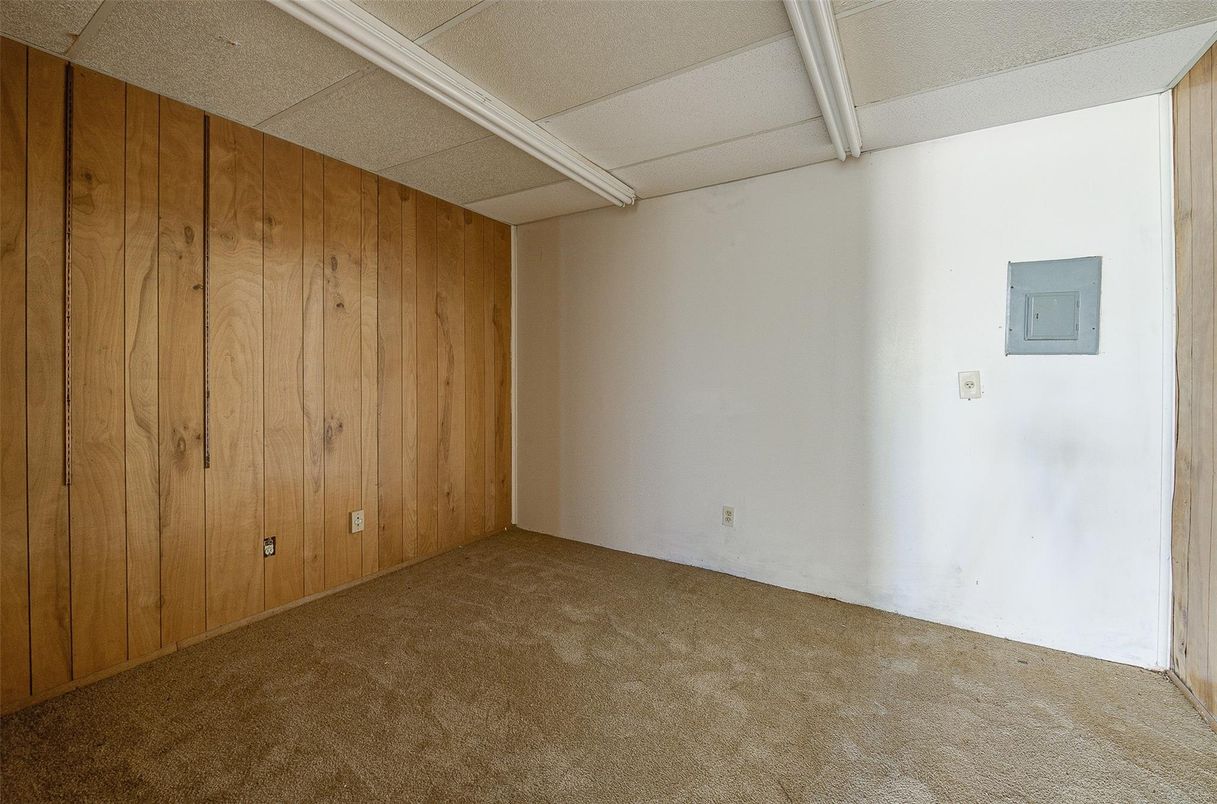 Empty room, Interior