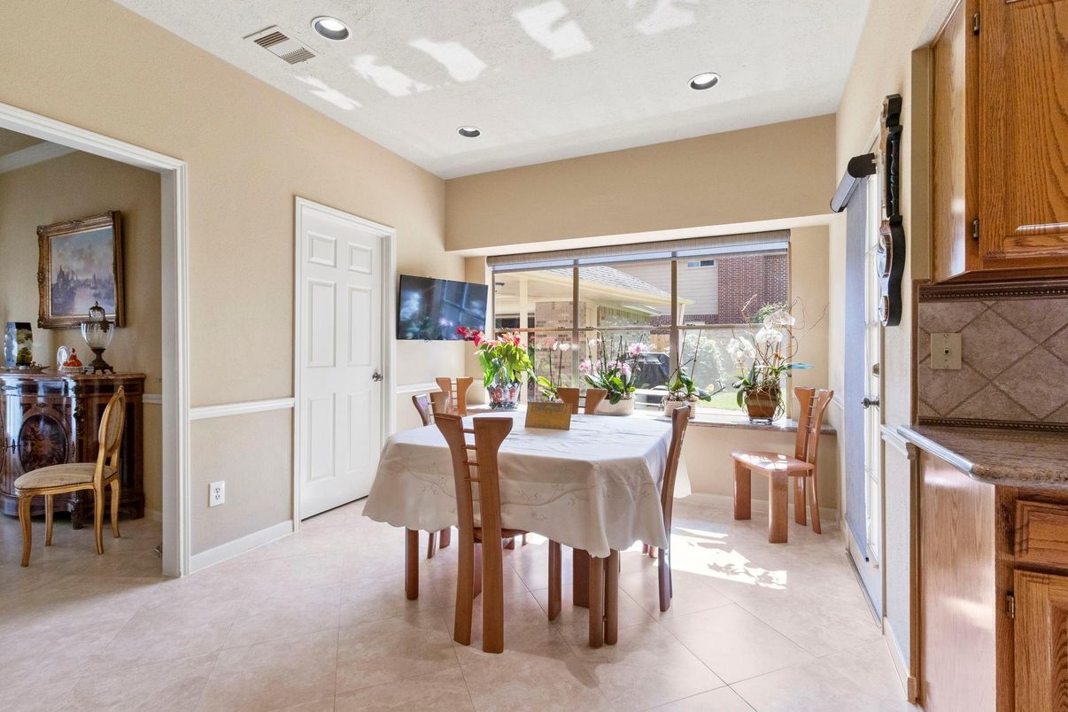 Dining room, Interior, Recessed Lighting