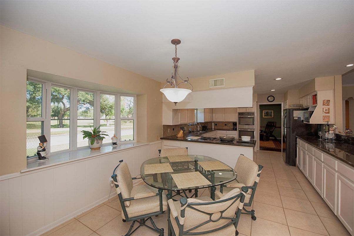 Dining room, Interior, Kitchen, Pendant Lights, Recessed Lighting, Stainless Steel Appliances