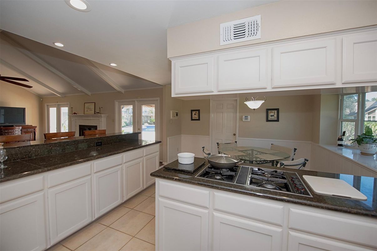 Fireplace, Interior, Kitchen, Recessed Lighting