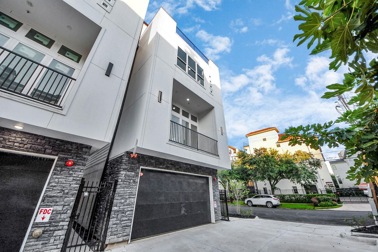 Attached, Exterior, Facade, Rowhouse