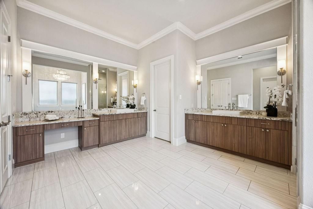 Bathroom, Dual Sink Vanities, Interior