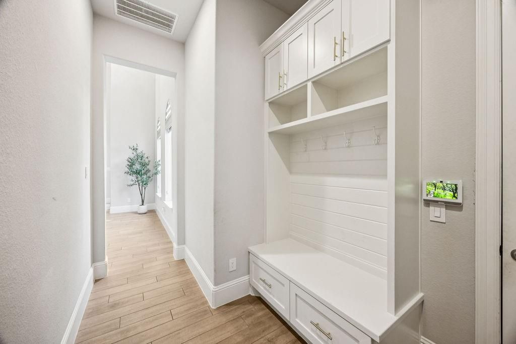 Interior, Walk-in Closets, Wood Texture Flooring