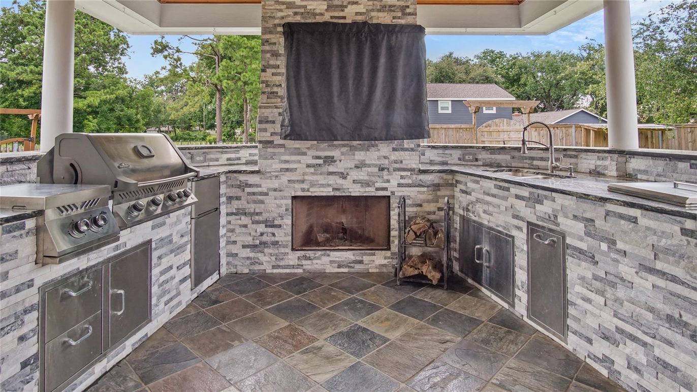 Exterior, Fireplace, Outdoor Kitchen