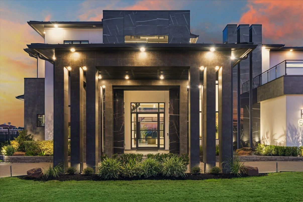 Exterior, Facade, Modern