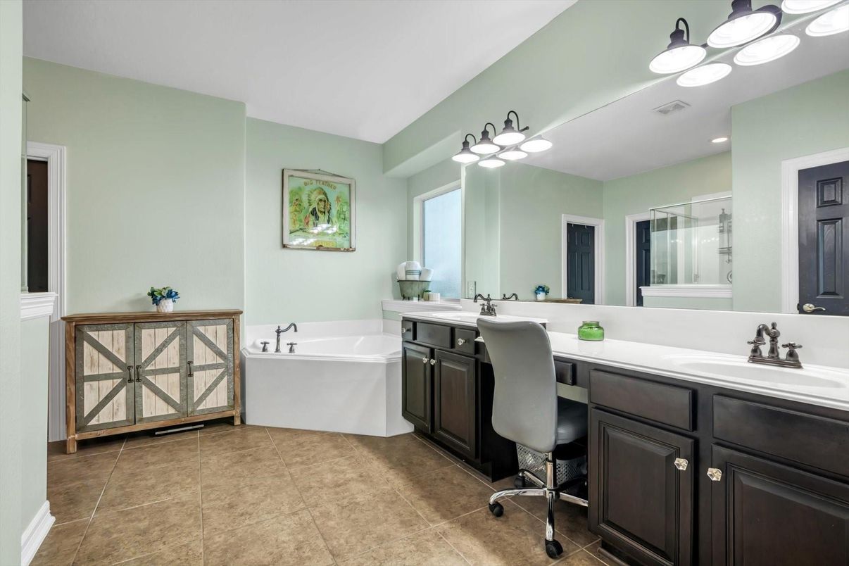 Bathroom, Dual Sink Vanities, Interior, Recessed Lighting
