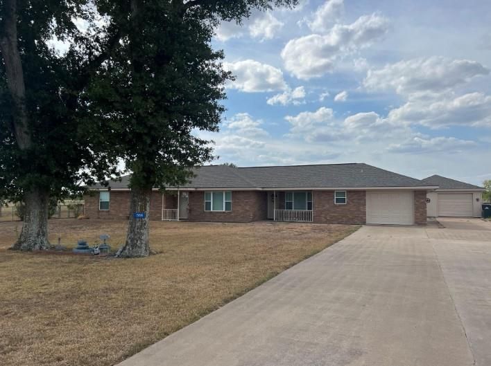 Attached, Backyard, Exterior, Facade, Brick Facade, Ranch