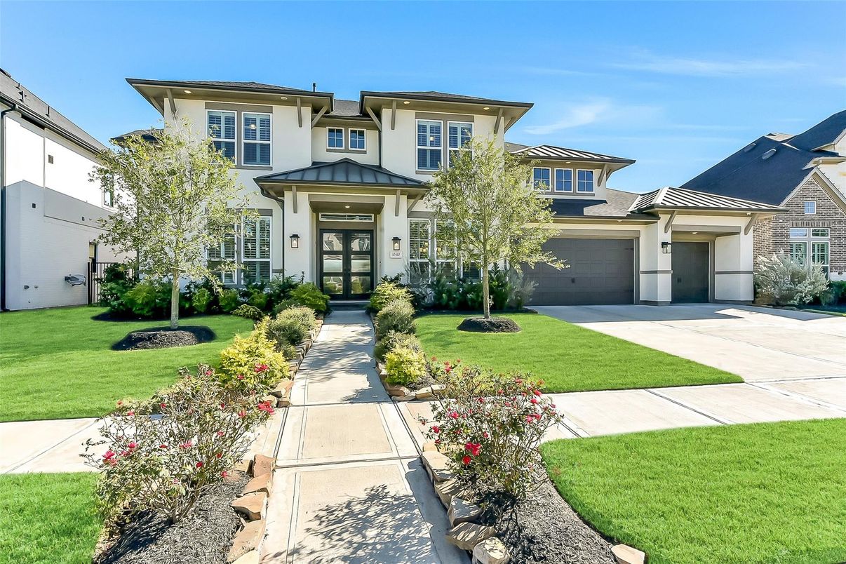 Attached, Exterior, Facade, Mediterranean