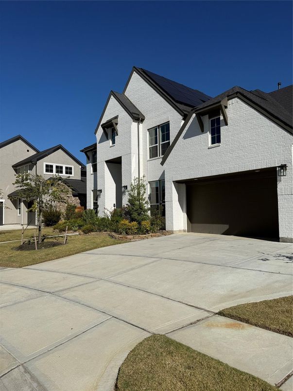 Attached, Exterior, Facade, Brick Traditional