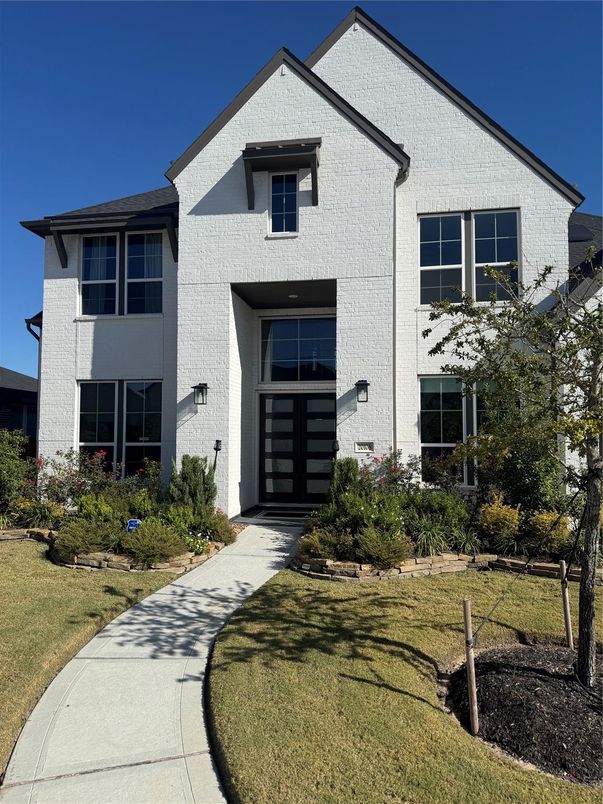 Attached, Exterior, Facade, Brick Traditional