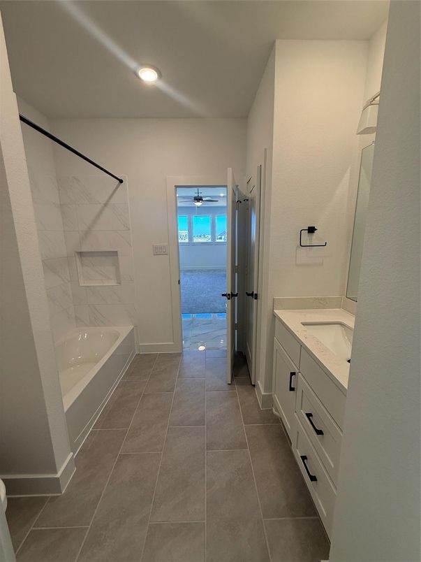 Bathroom, Dual Sink Vanities, Interior, Recessed Lighting