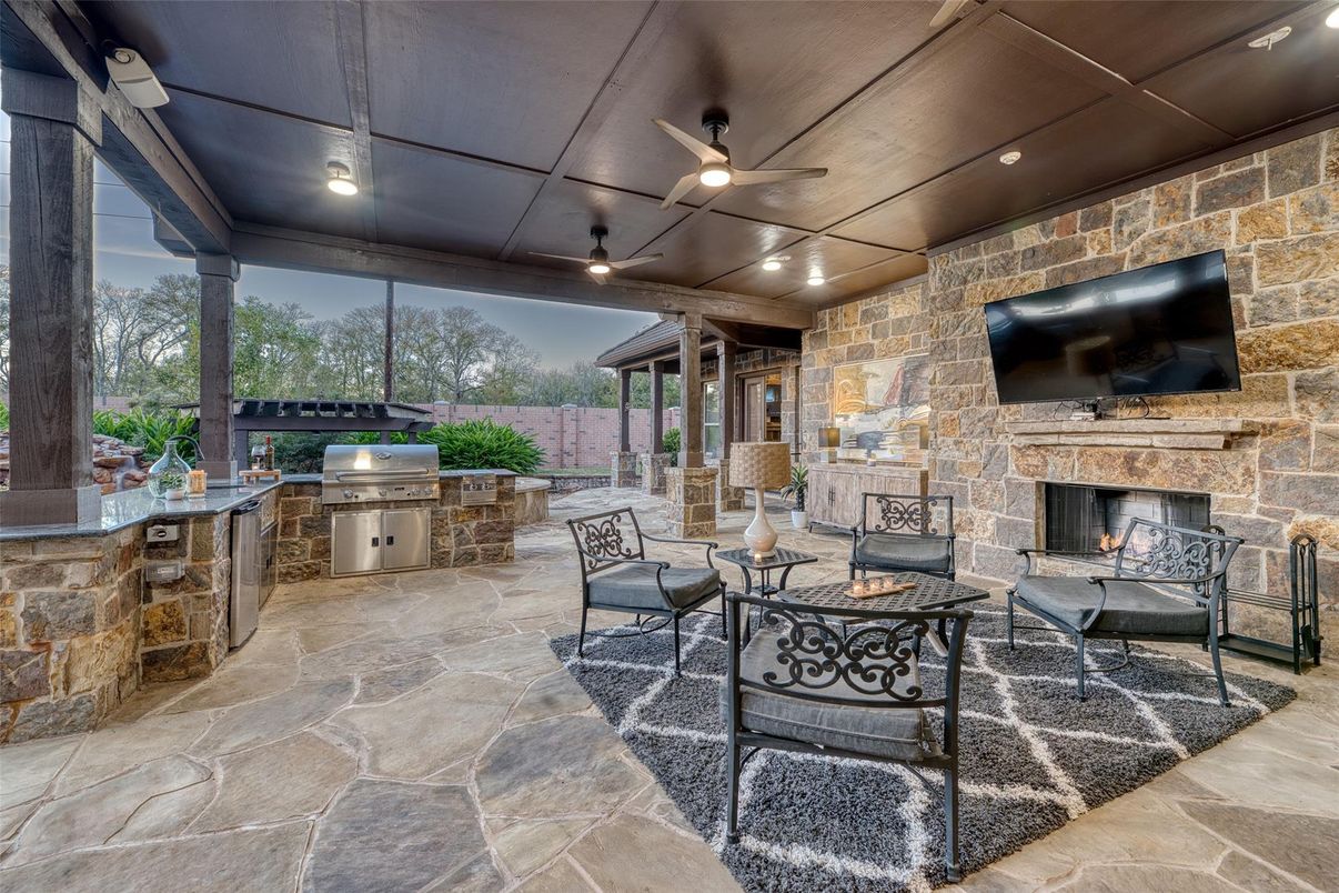 Exterior, Fireplace, Outdoor Kitchen