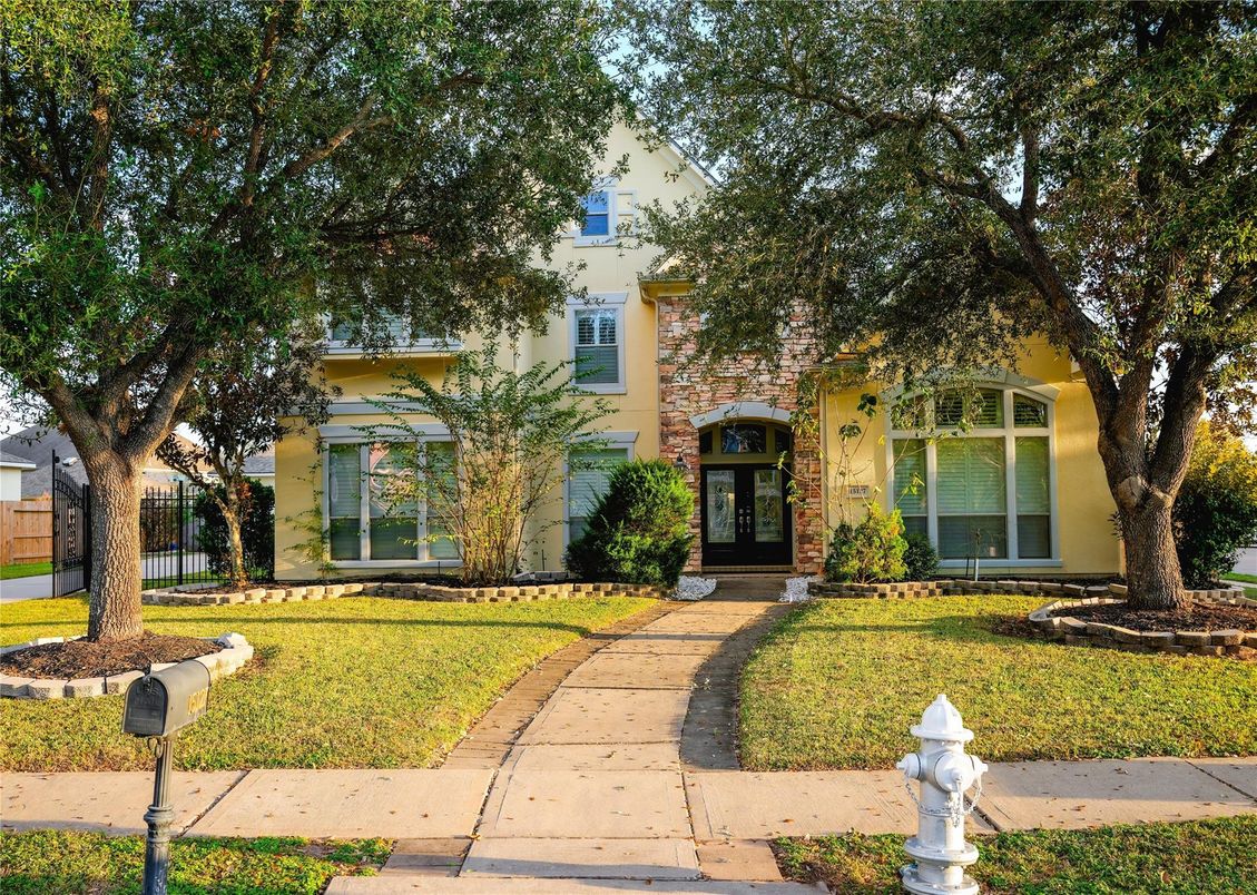 Exterior, Facade, French Provincial