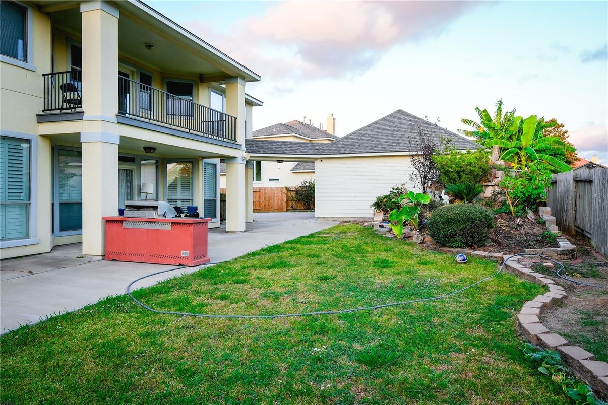 Backyard, Exterior, Outdoor Kitchen