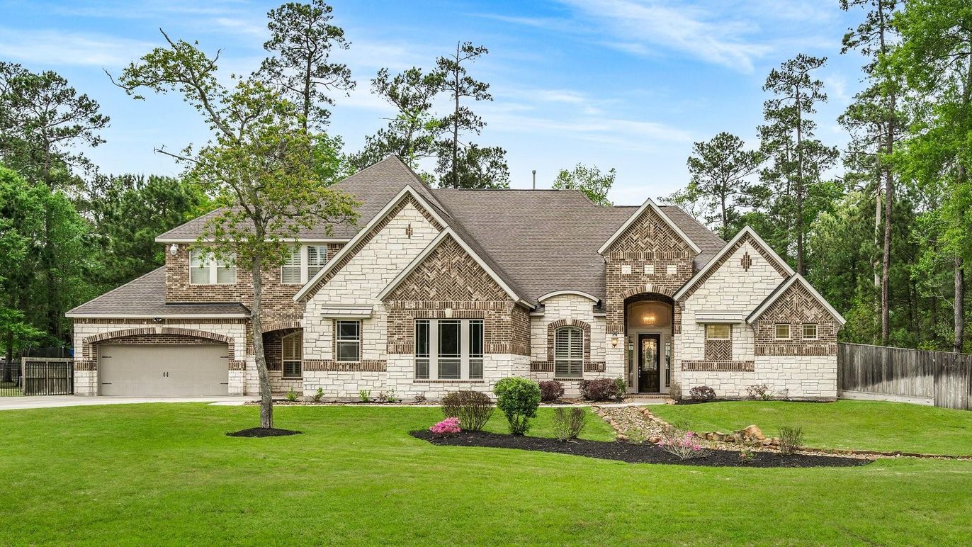 Attached, Exterior, Facade, Tudor Revival