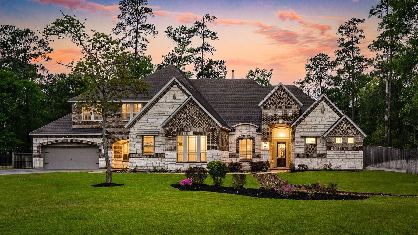 Attached, Exterior, Facade, Brick Traditional