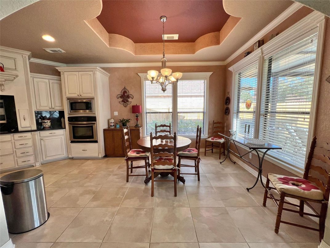 Chandelier, Dining room, Interior, Kitchen, Recessed Lighting, Stainless Steel Appliances