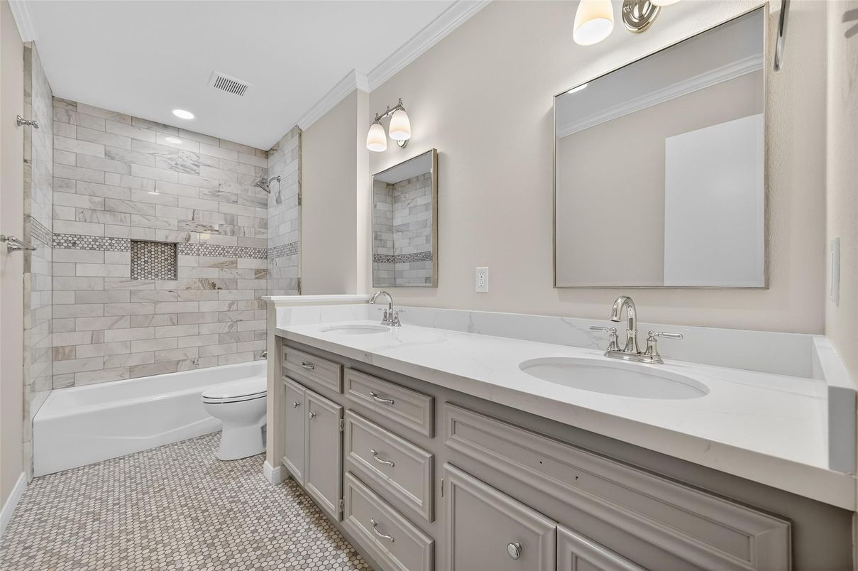 Bathroom, Dual Sink Vanities, Interior, Recessed Lighting