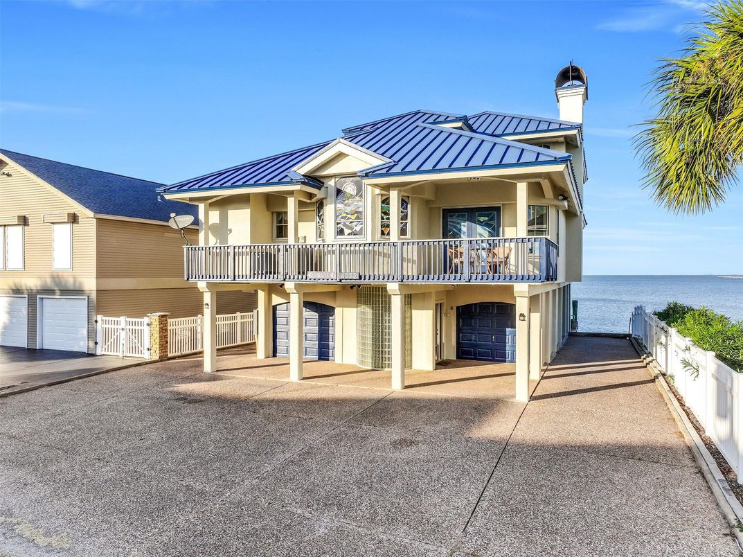 Attached, Exterior, Facade, Water, American Craftsman