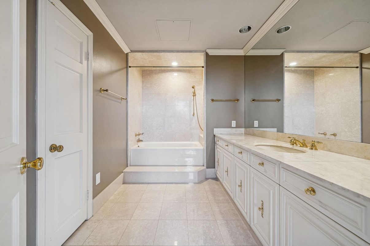 Bathroom, Dual Sink Vanities, Interior, Recessed Lighting