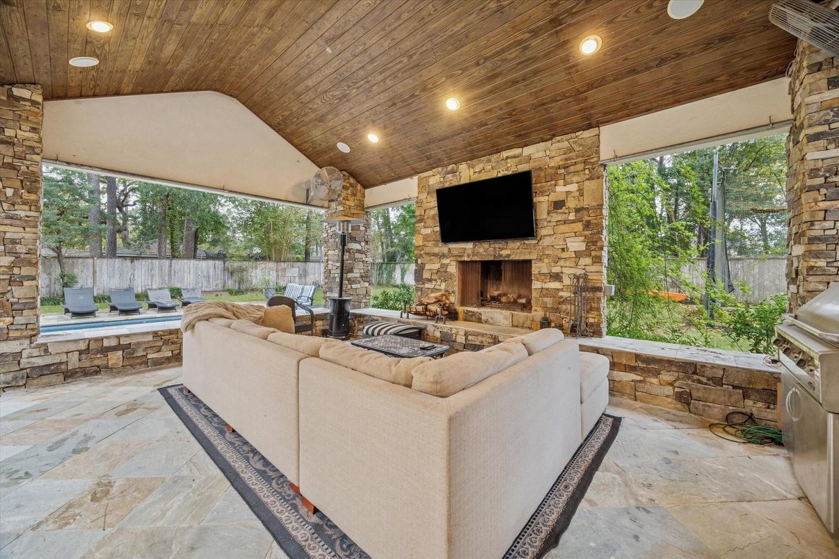Exterior, Fireplace, Outdoor Kitchen