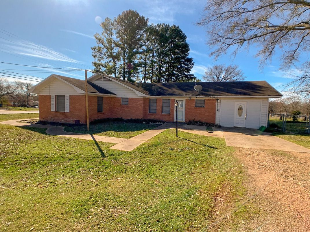 Backyard, Exterior, Facade, Brick Facade, Ranch