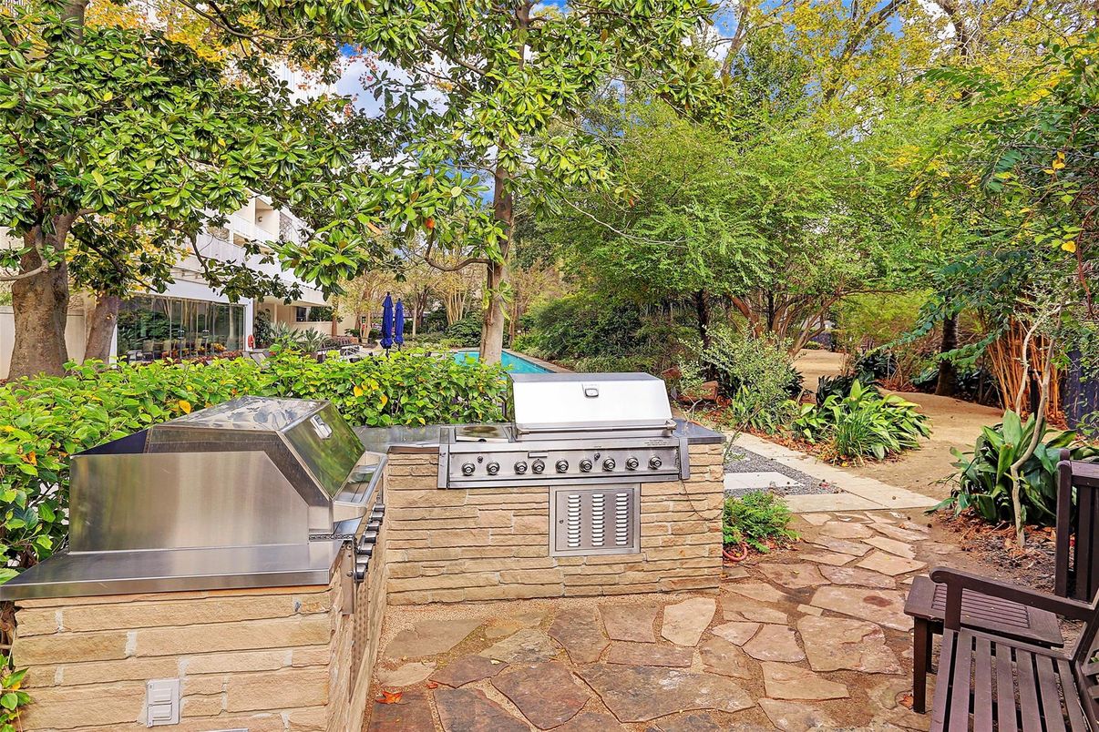 Exterior, Outdoor Kitchen