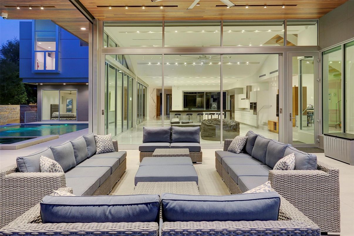 Exterior, Living room, Pool, Recessed Lighting