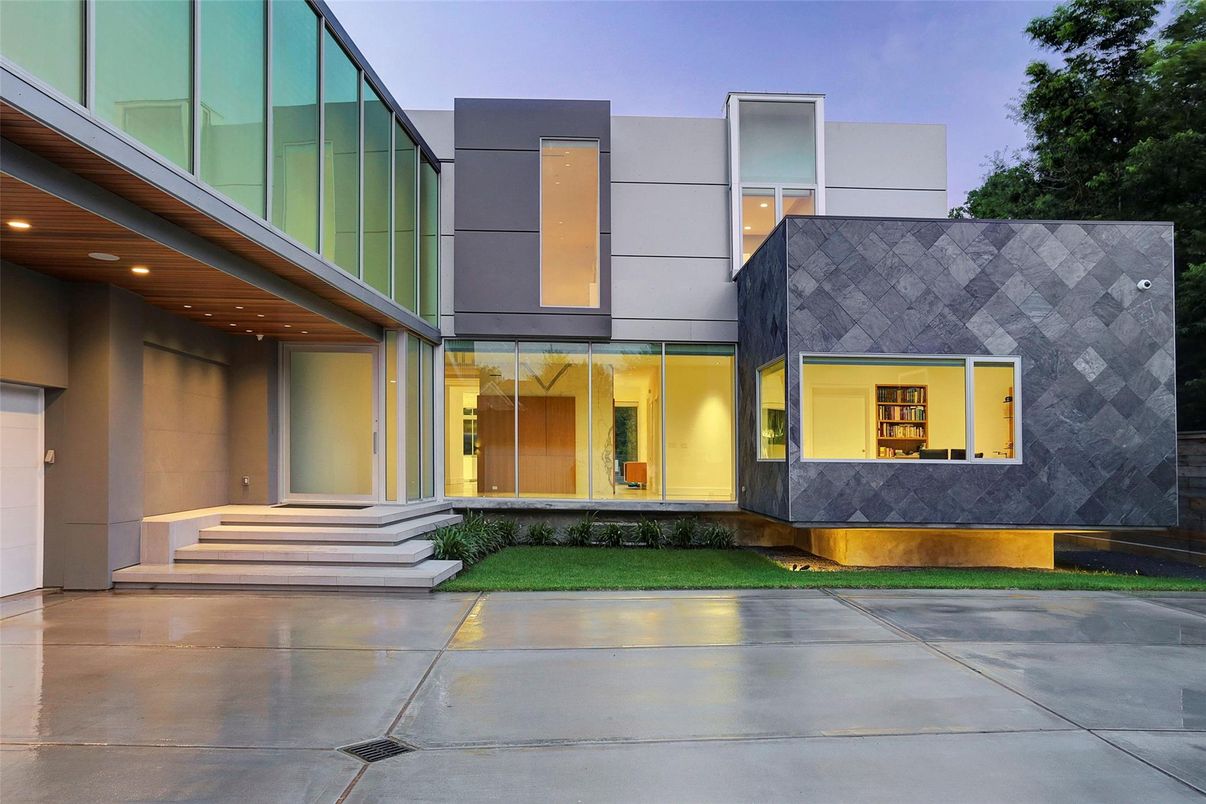 Exterior, Facade, Modern