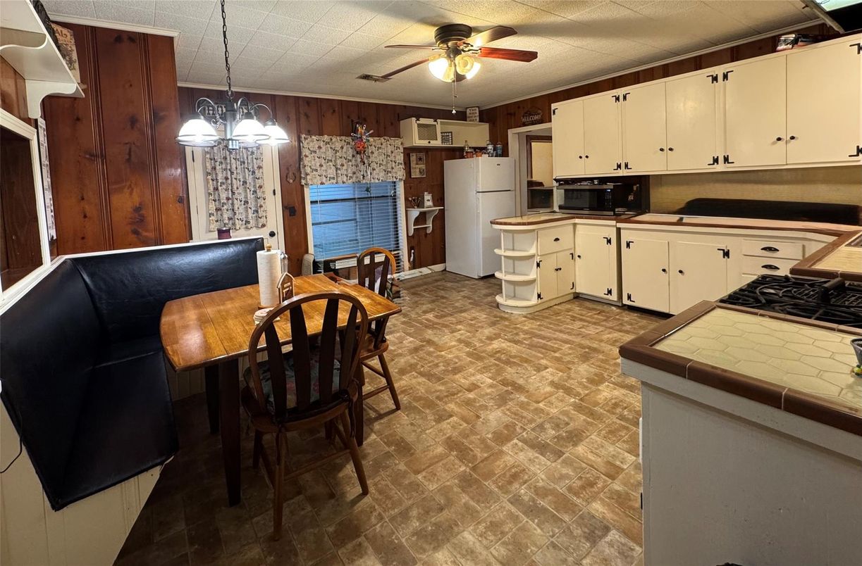 Chandelier, Dining room, Interior, Kitchen, Pendant Lights, Tile Countertops
