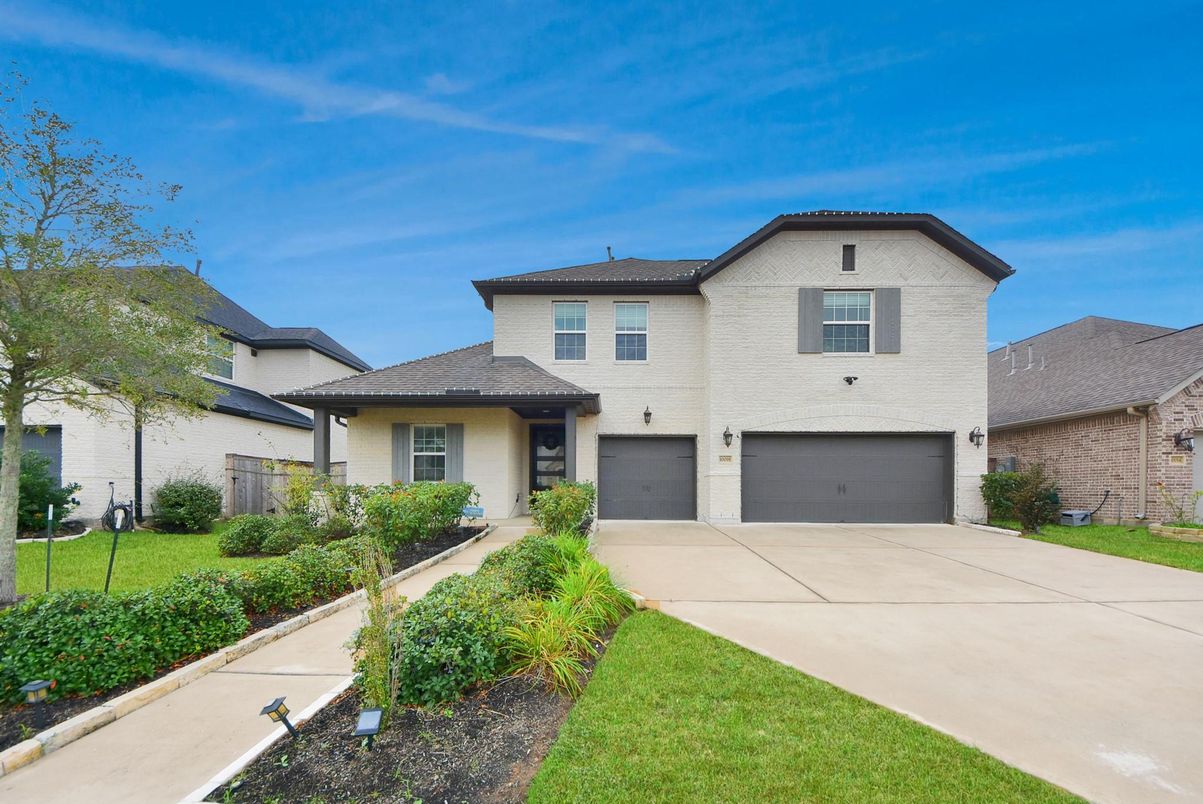 Attached, Exterior, Facade, Mediterranean