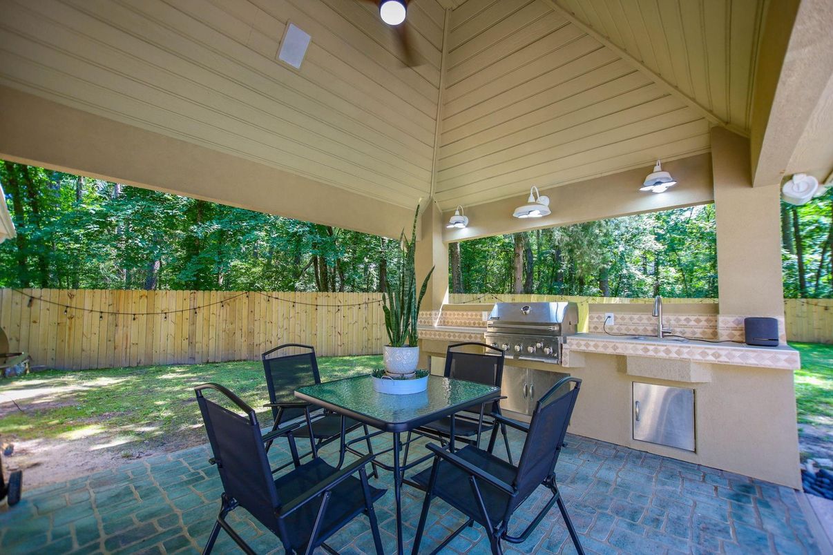 Exterior, Outdoor Kitchen