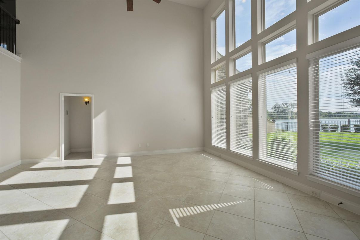 Empty room, Interior